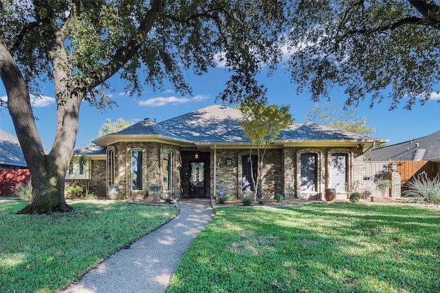 single story home featuring a front lawn