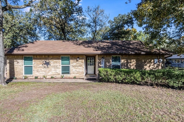 ranch-style house featuring a front yard