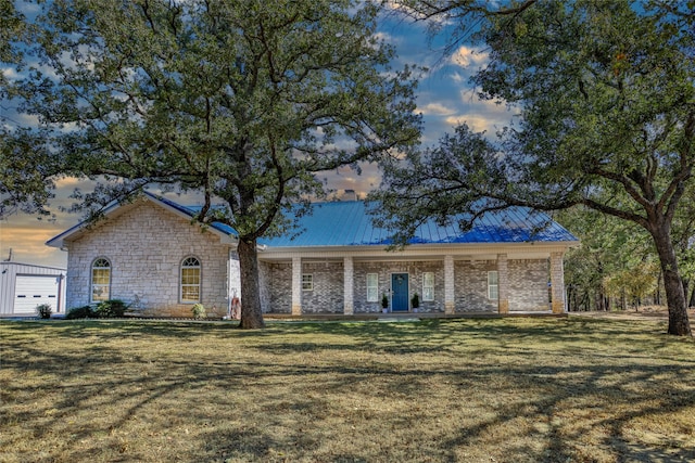 single story home with a lawn