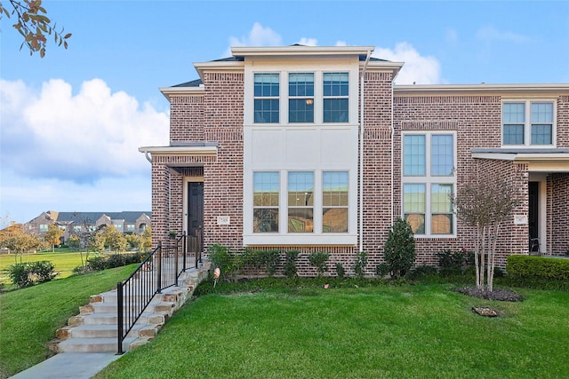 view of front of property featuring a front lawn