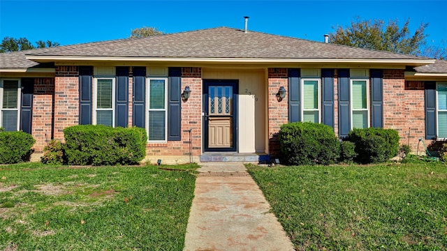 view of front facade with a front yard