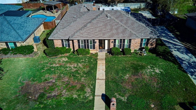 view of front of property featuring a front lawn