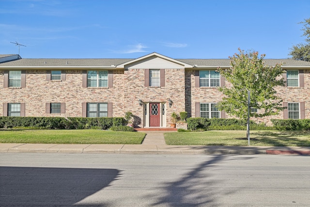 view of front of property with a front yard