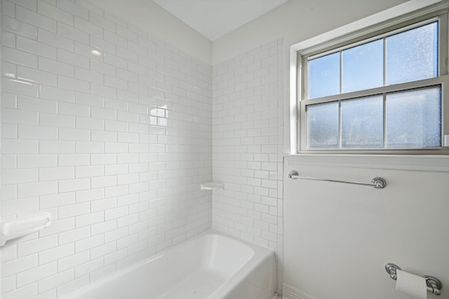 bathroom featuring tiled shower / bath combo