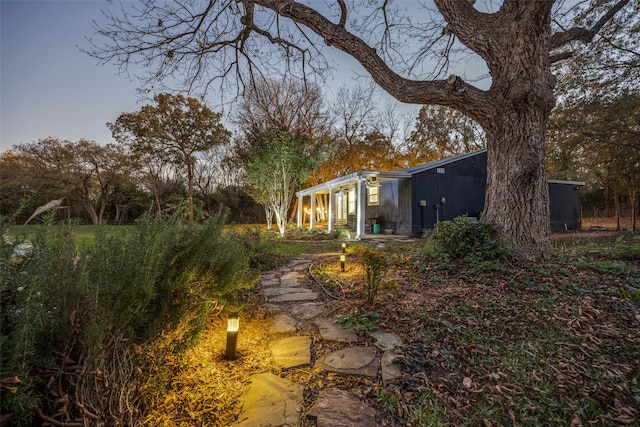 view of yard at dusk