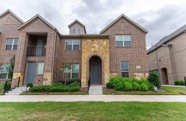 view of front of property featuring a front yard