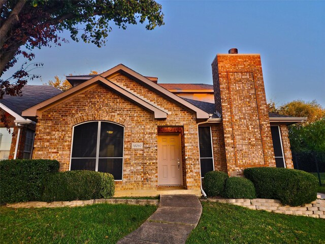 view of front of home with a front lawn