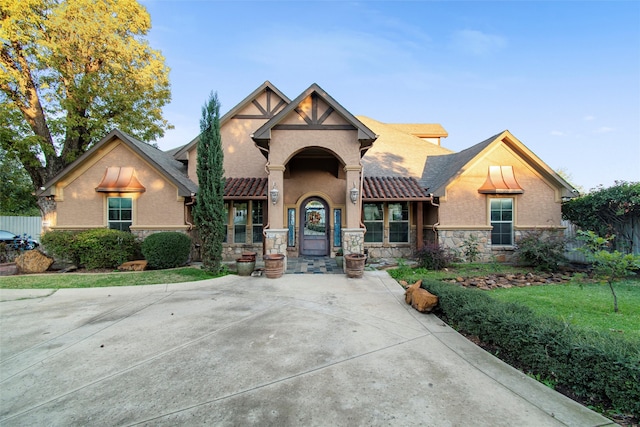 view of front of property featuring a front yard