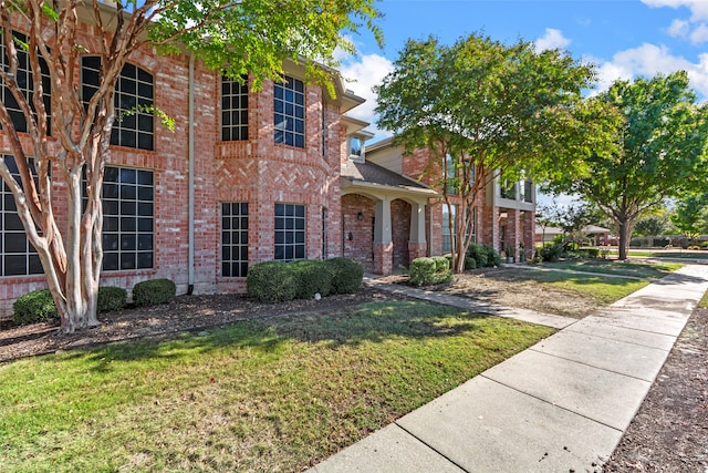 view of front of property with a front yard