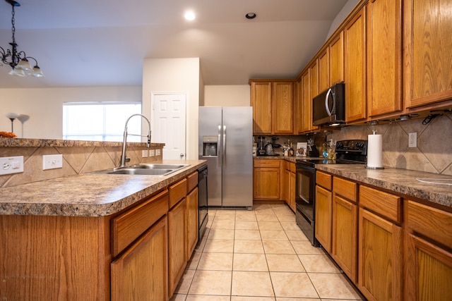 kitchen featuring sink, tasteful backsplash, a notable chandelier, a kitchen island with sink, and black appliances