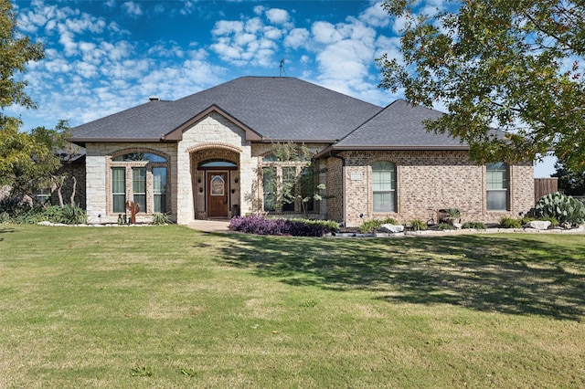 view of front of home featuring a front yard