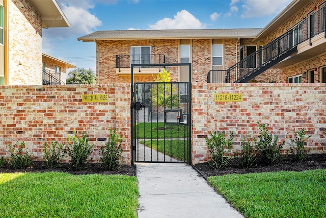 view of gate featuring a lawn