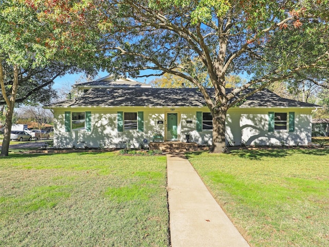 single story home featuring a front lawn