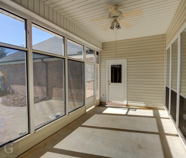 sunroom featuring ceiling fan