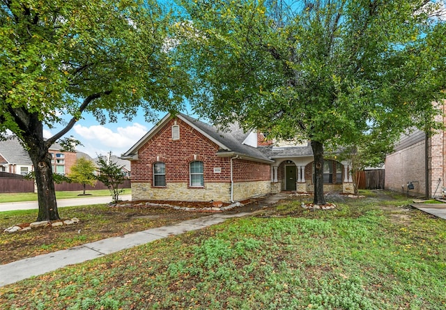 view of front of house with a front lawn