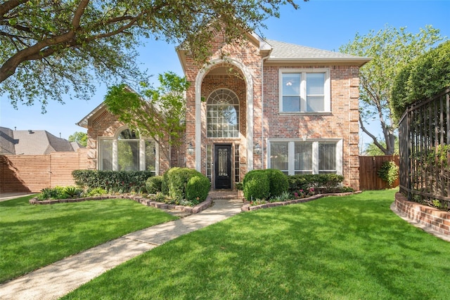 view of front of property featuring a front yard