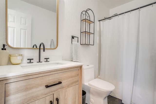 bathroom with a shower with shower curtain, vanity, and toilet