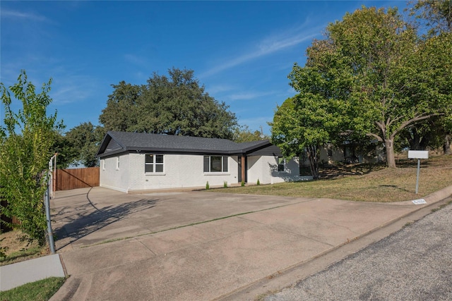 ranch-style house featuring a front yard