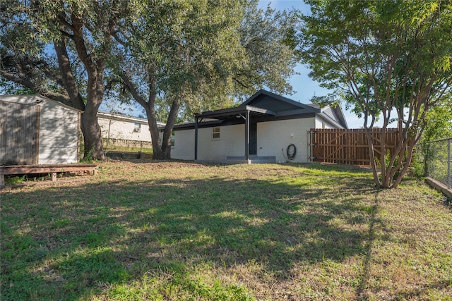 view of yard featuring a storage shed