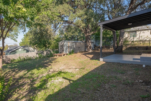 view of yard featuring a shed