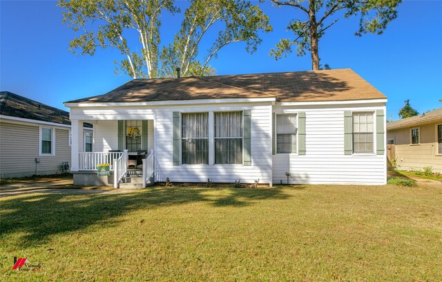 view of front of home featuring covered porch and a front lawn