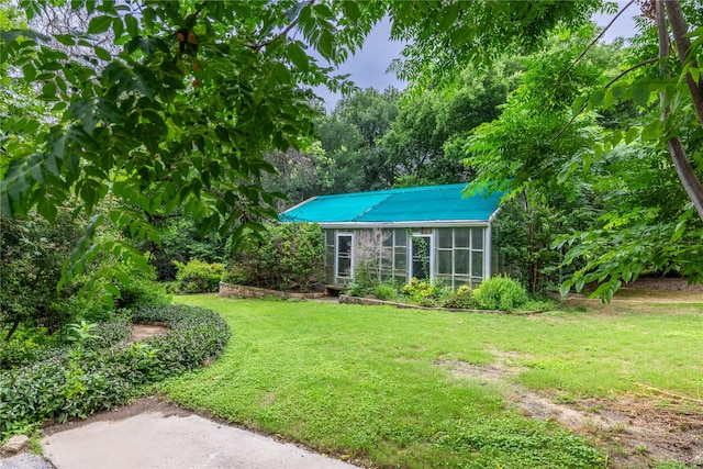 view of front facade featuring a front yard