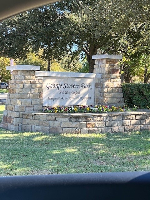 community sign featuring a yard