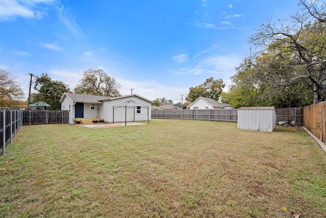 view of yard featuring a shed