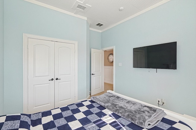 unfurnished bedroom featuring crown molding and a closet