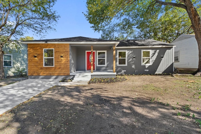 ranch-style home featuring a porch