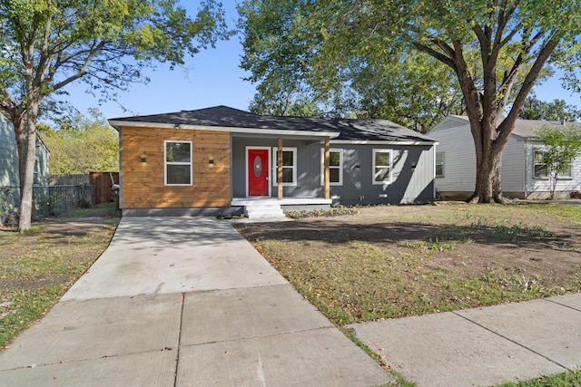 single story home with a front yard