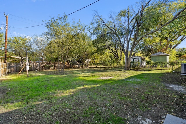 view of yard with a storage unit