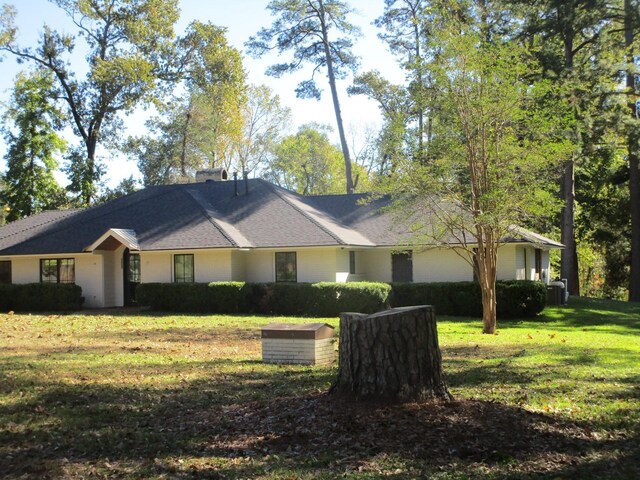 single story home with a front lawn