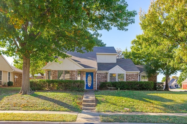 view of front of home featuring a front lawn