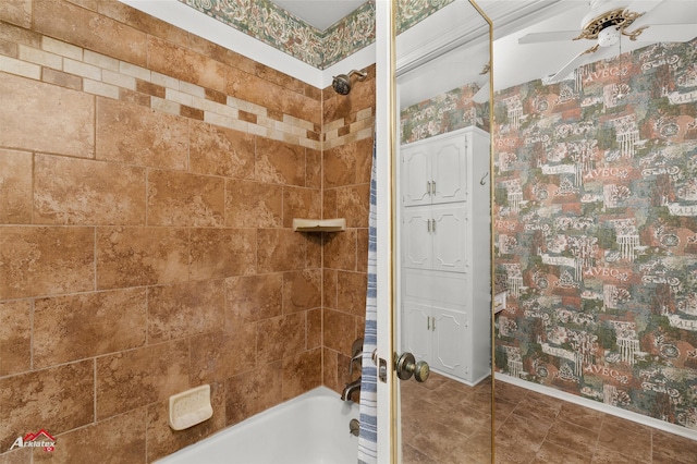 bathroom featuring tiled shower / bath and ceiling fan