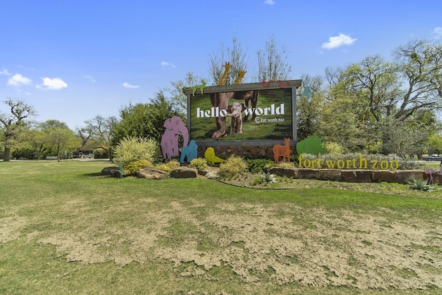 community / neighborhood sign featuring a yard