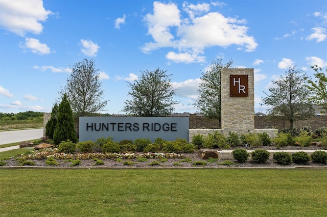 community sign with a yard