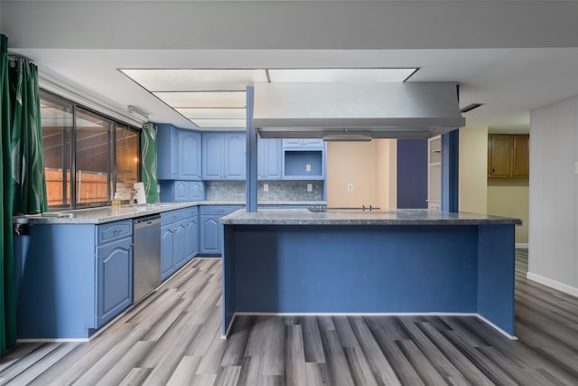 kitchen with light wood-type flooring, tasteful backsplash, blue cabinets, dishwasher, and a kitchen island