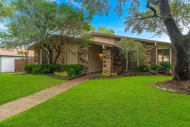 view of front of property with a front yard