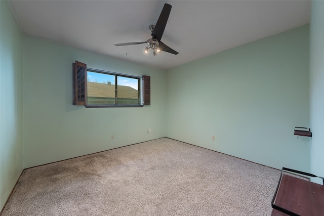 unfurnished room featuring carpet flooring and ceiling fan