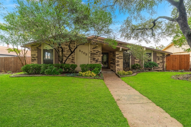 ranch-style home featuring a front lawn