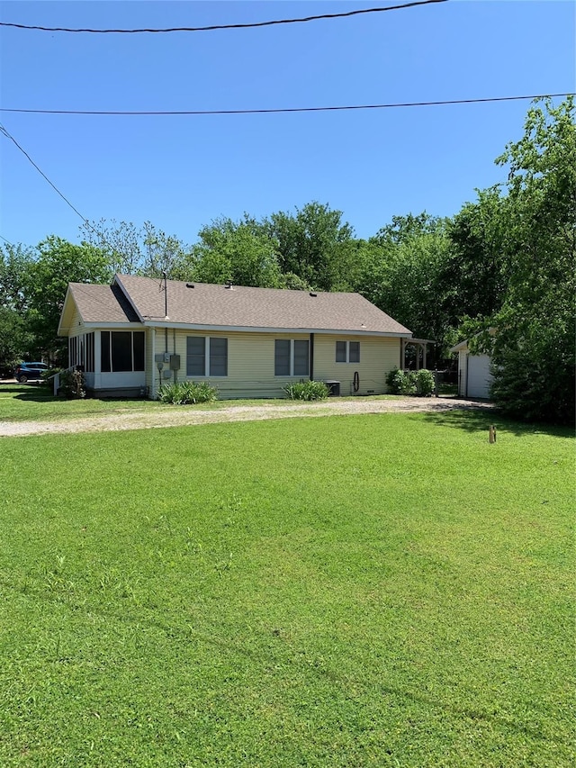 ranch-style home featuring a front lawn