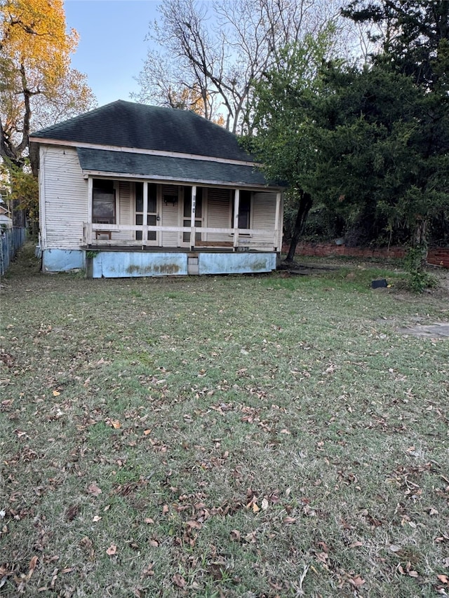 view of front facade featuring a porch and a front yard