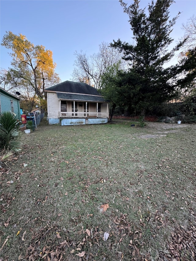 view of front facade featuring covered porch and a front lawn