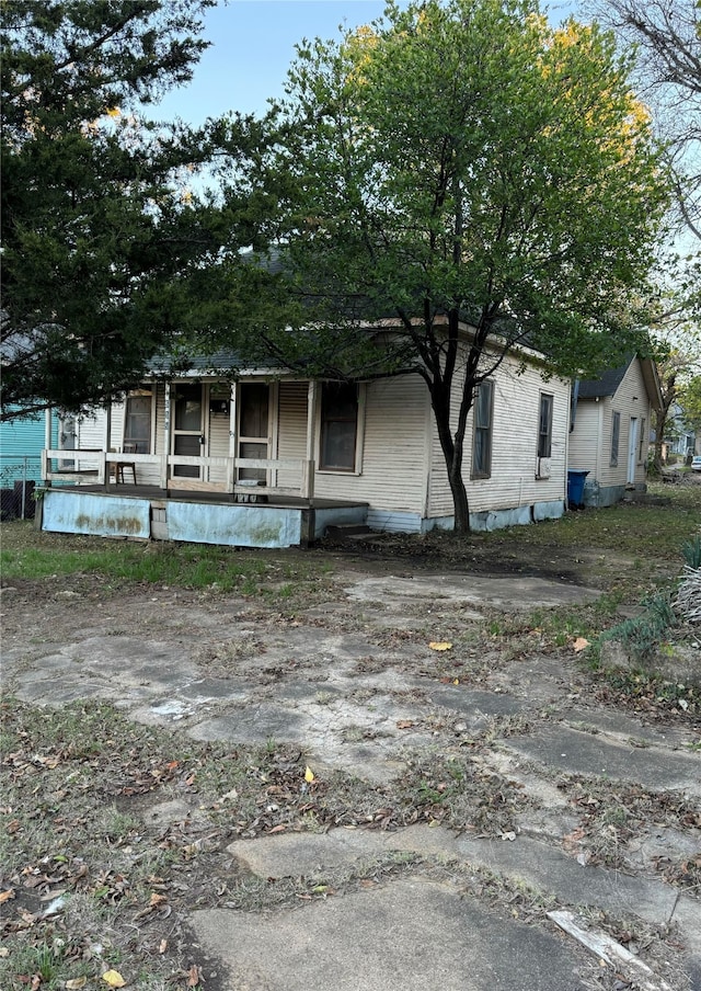 view of front facade with a porch