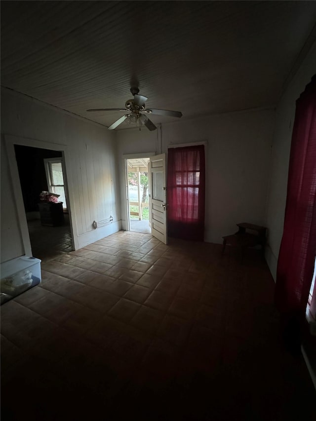 foyer entrance featuring ceiling fan