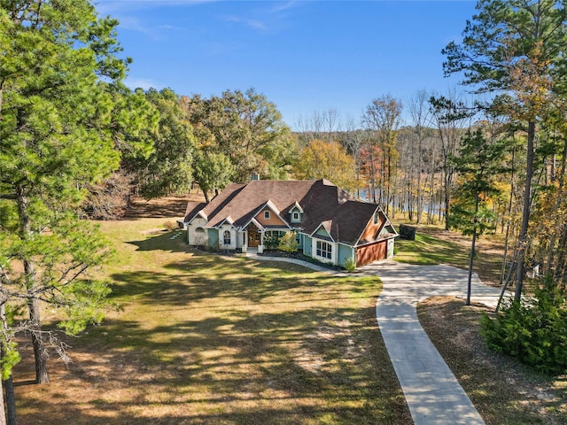 view of front of property with a front yard