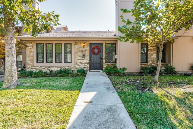 view of front of house with a front lawn