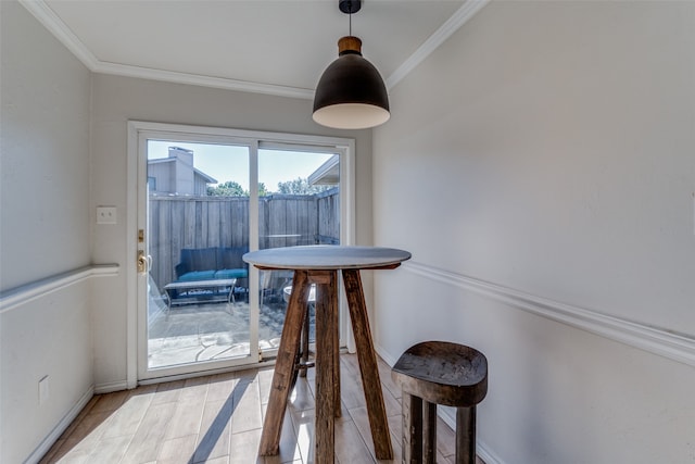 dining area with ornamental molding