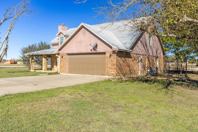 view of front of house featuring a front lawn and a garage